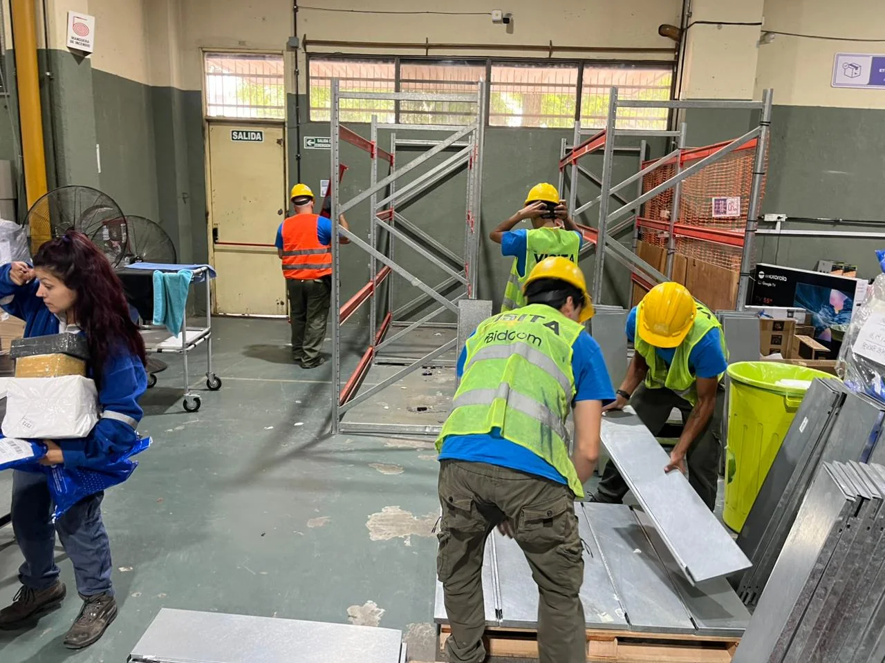 Organización de mercadería durante la mudanza de BIDCOM