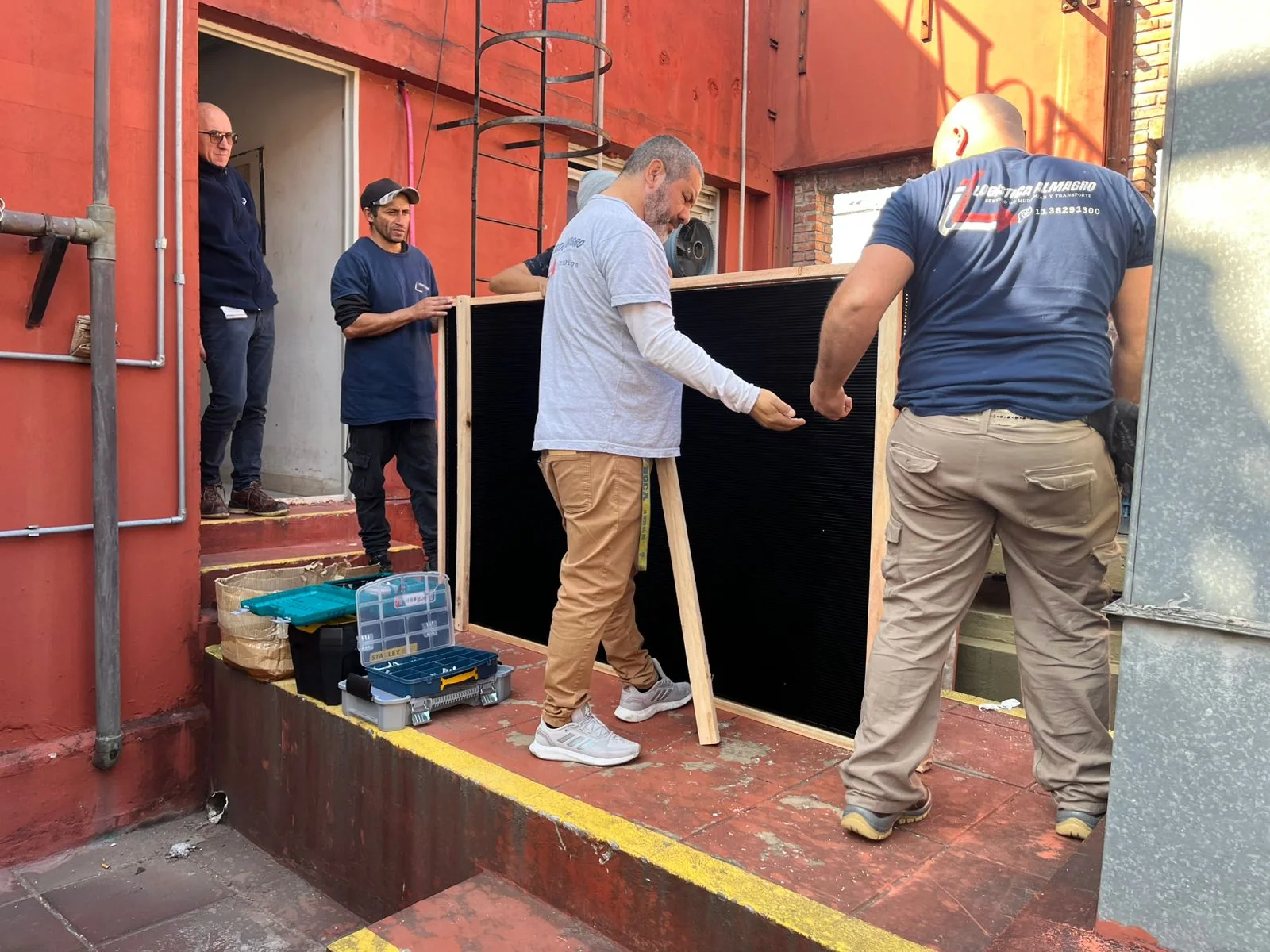 Bastidor de madera construido para proteger serpentinas de Sanatorio FLENI